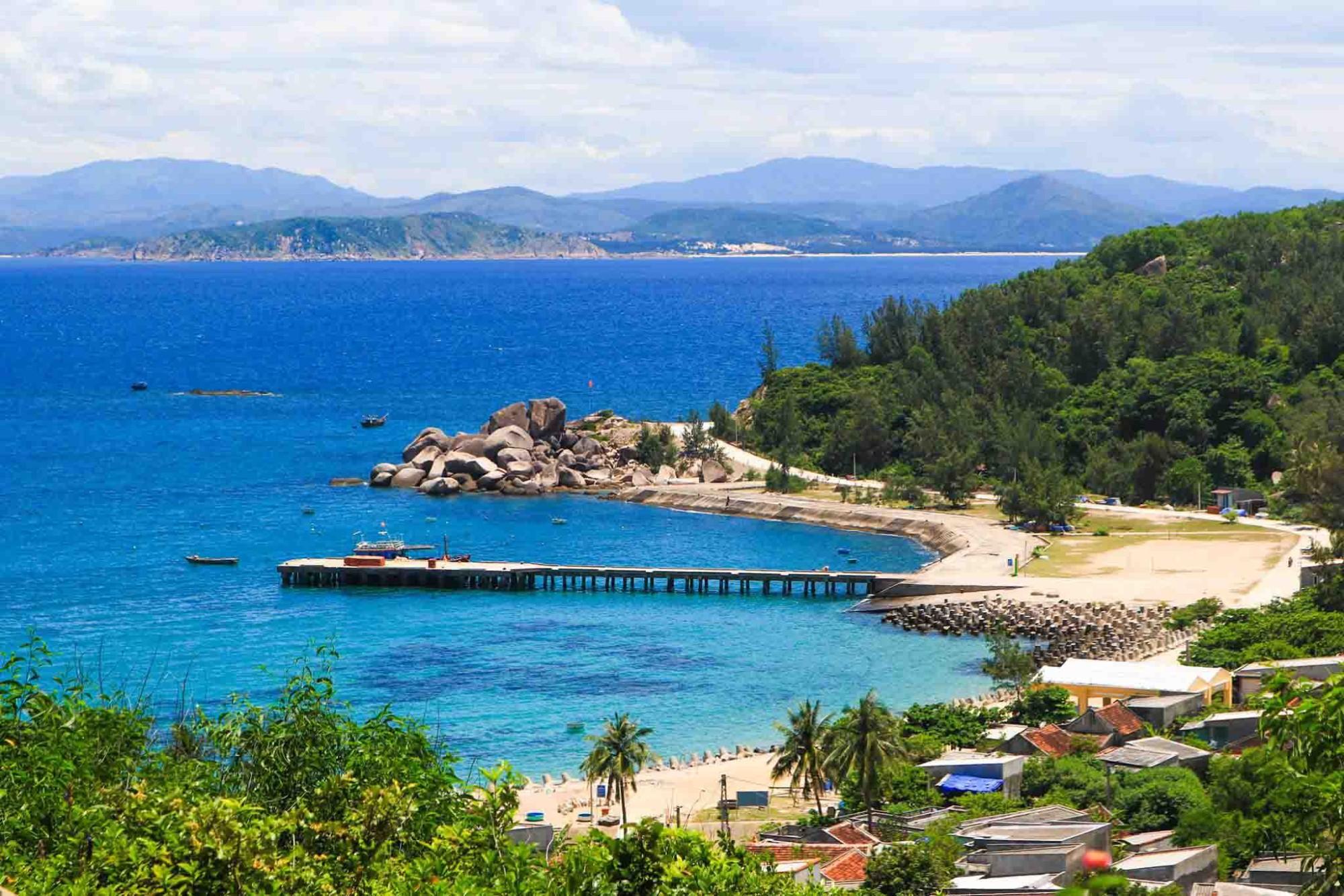 Blue coastal waters at Green Island